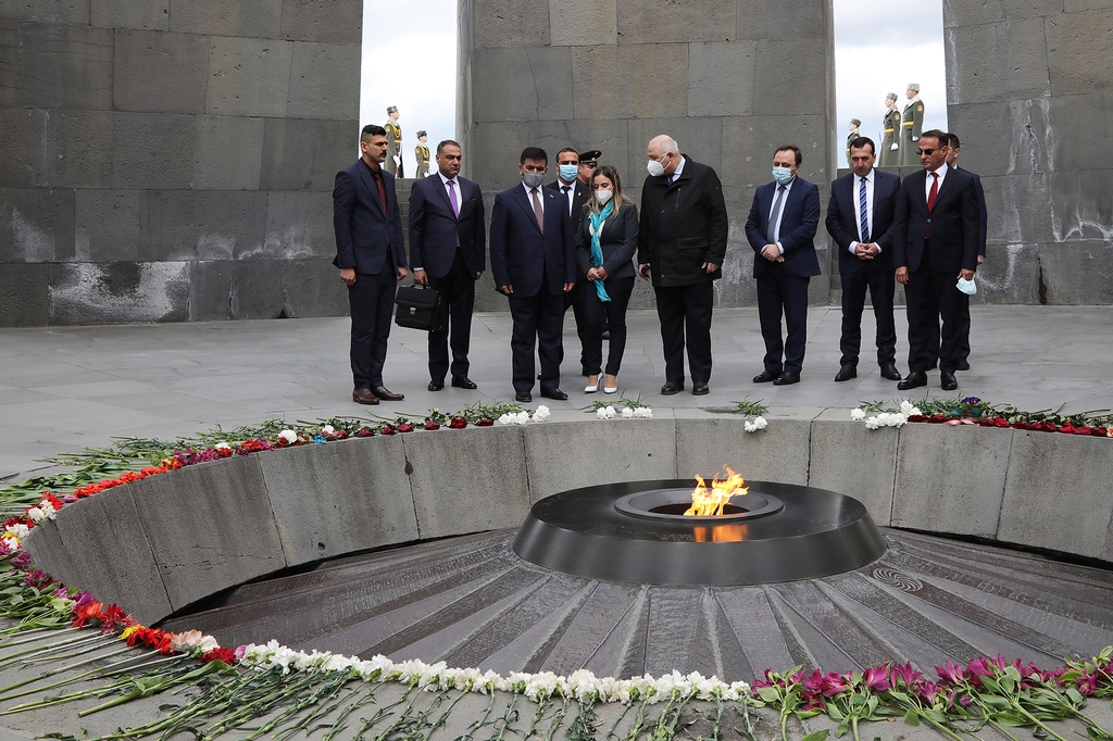 Iraq’s Defense Minister pays tribute to the memory of Armenian Genocide victims - The US Armenians