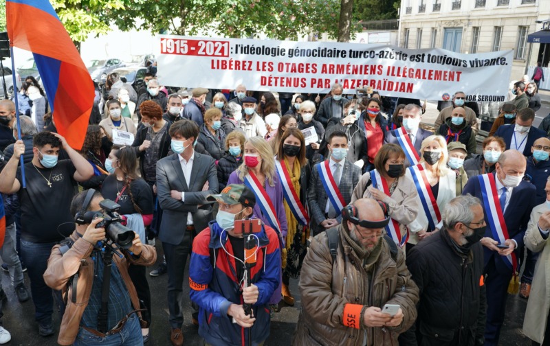 Protesters at French National Assembly demand withdrawal of Azerbaijani troops from Armenia, release of POWs - The US Armenians