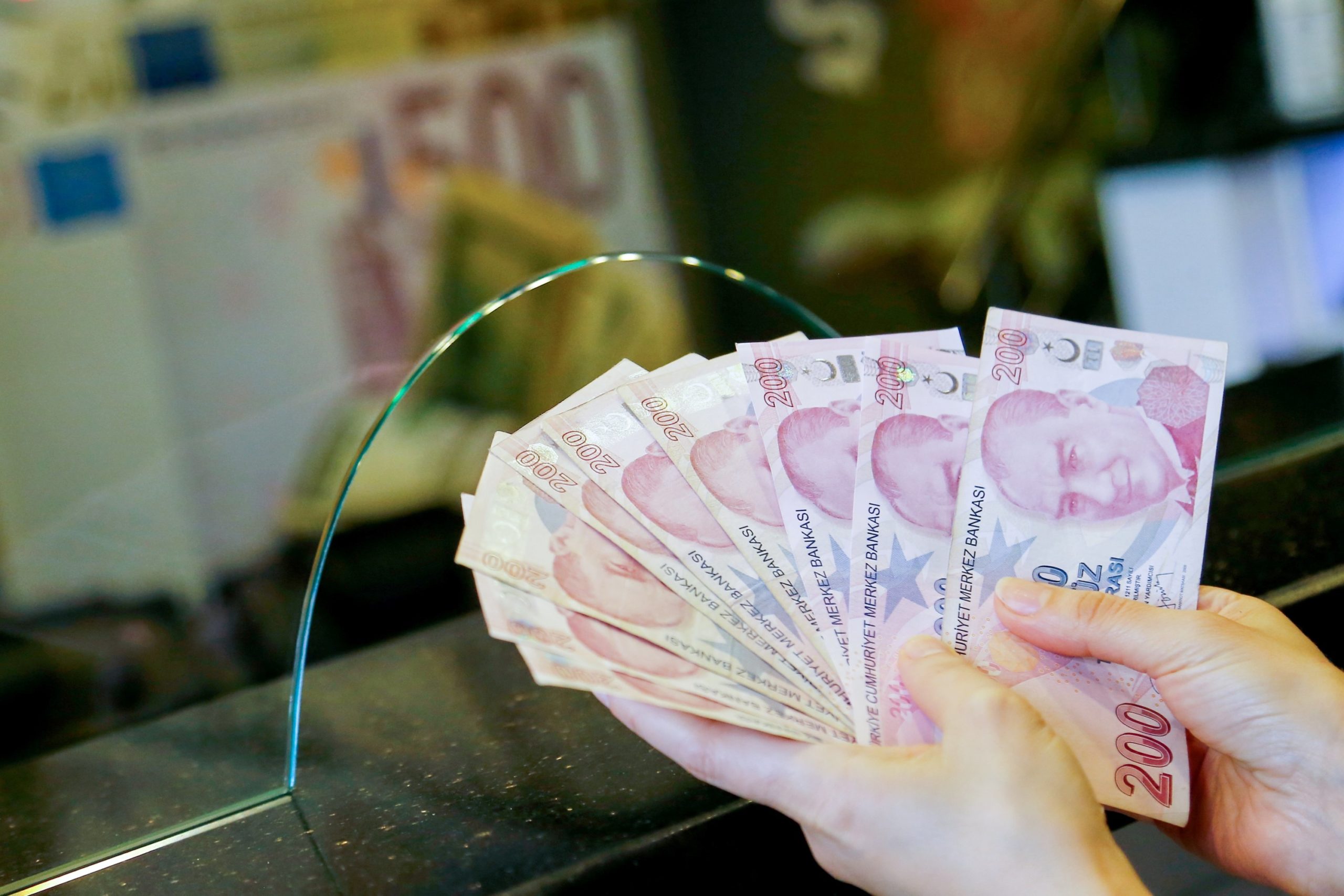Turkey burns the US dollar as a sign of protest due to 15% historic crash of Turkish lira - The US Armenians