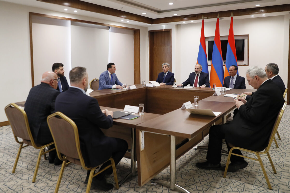 Armenian PM meets with representatives of extra-parliamentary forces