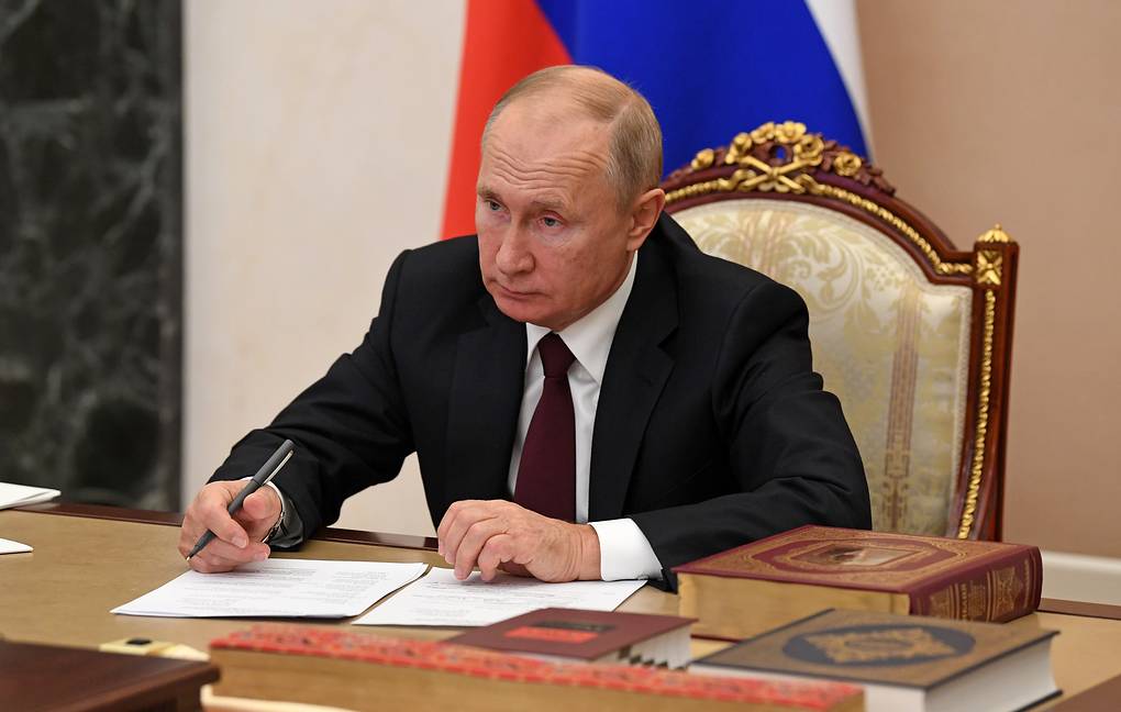 Putin signs law on jail terms for ‘fake news’