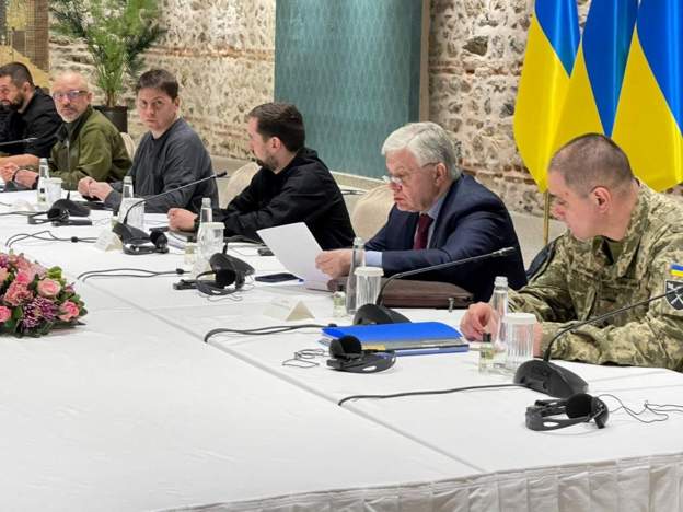 Ukraine says it would adopt neutral status in return for security guarantees